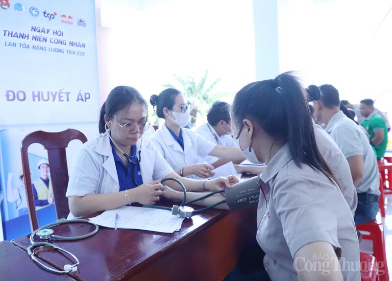 Các y bác sĩ tư vấn, khám bệnh cho thanh niên công nhân