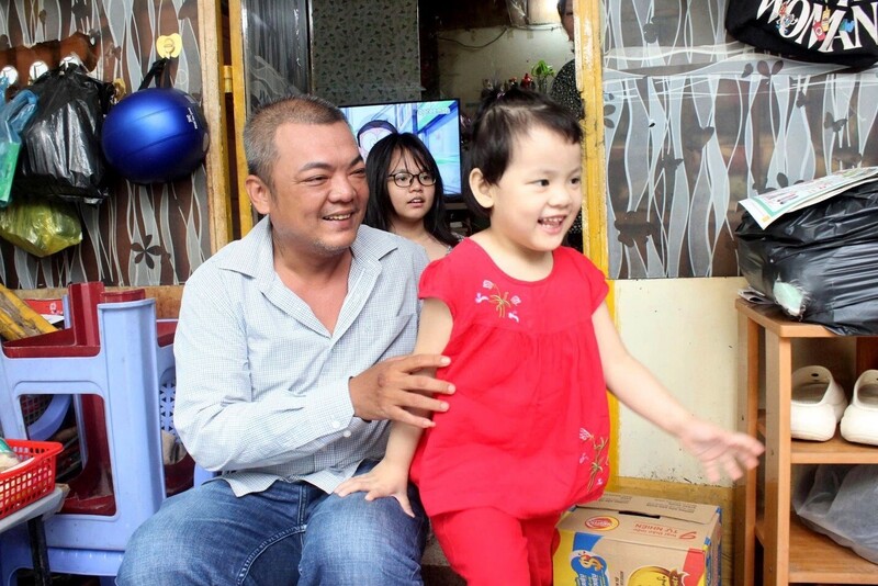 Người cha trở thành chỗ dựa duy nhất cho cả gia đình từ khi vợ anh mất trong đợt dịch Covid-19.
