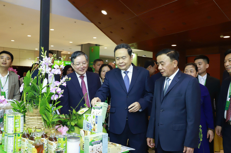 Đồng chí Trần Thanh Mẫn, Ủy viên Bộ Chính trị, Chủ tịch Quốc hội; đồng chí Trần Cẩm Tú, Ủy viên Bộ Chính trị, Thường trực Ban Bí thư; đồng chí Lương Quốc Đoàn, Ủy viên Trung ương Đảng, Chủ tịch Trung ương Hội Nông dân Việt Nam ấn tượng với các nông sản, đặc sản của nông dân giới thiệu bên lề Đại hội IX. Ảnh: Phạm Hưng.