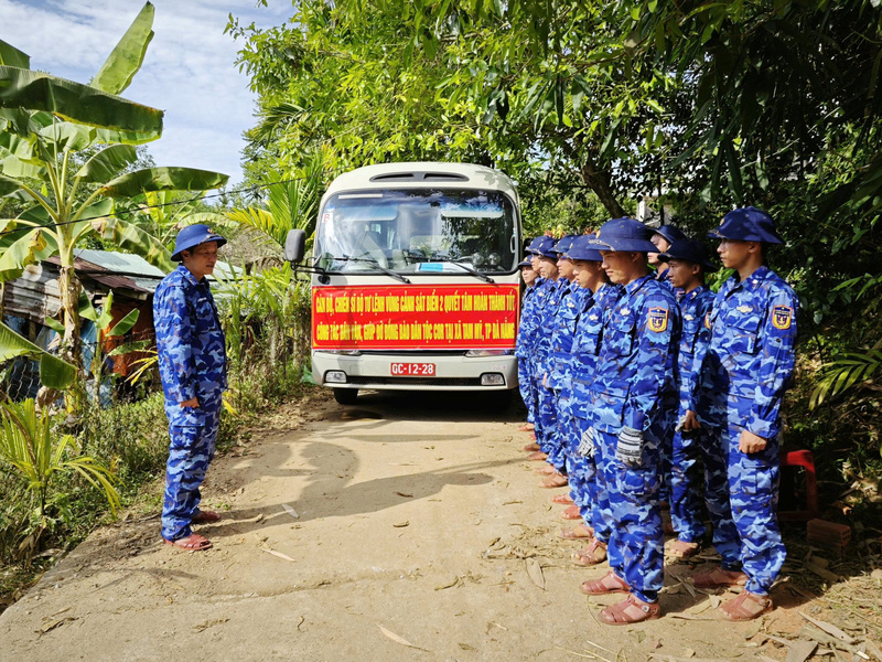Bộ Tư lệnh Vùng Cảnh sát biển 2 quán triệt nhiệm vụ cho lực lượng giúp dân. Ảnh: Nguyễn Dũng