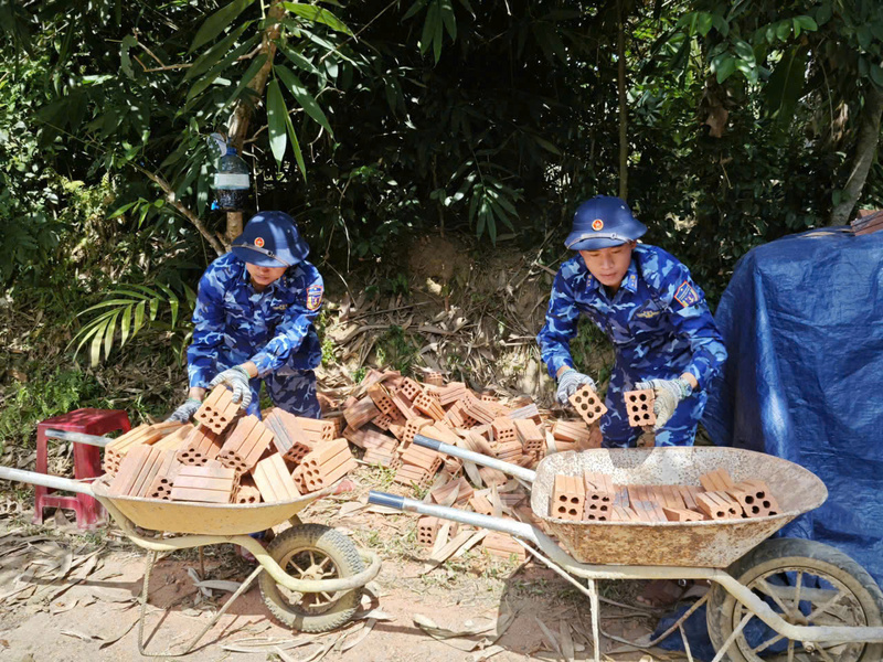 Vận chuyển vật liệu xây dựng đến nơi tập kết. Ảnh: Nguyễn Dũng