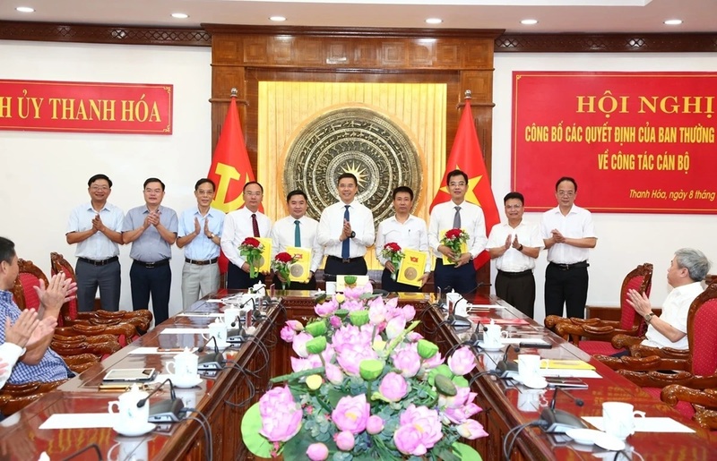 Lãnh đạo tỉnh Thanh Hóa và các Sở, ngành tặng hoa chúc mừng 4 cán bộ vừa được điều động, bổ nhiệm nhận nhiệm vụ mới. Ảnh: Quốc Hương