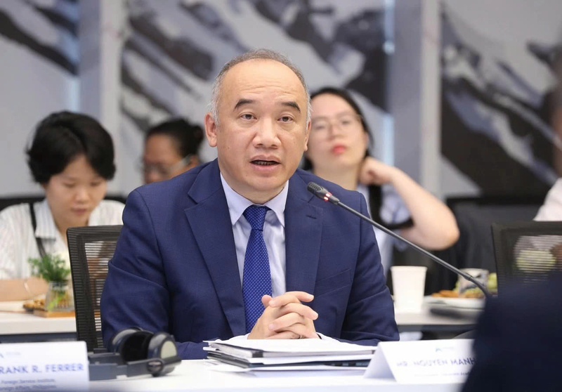 Phó Giám đốc Học viện Ngoại giao Nguyễn Mạnh Đông chia sẻ tại toạ đàm. Ảnh: Thành Long