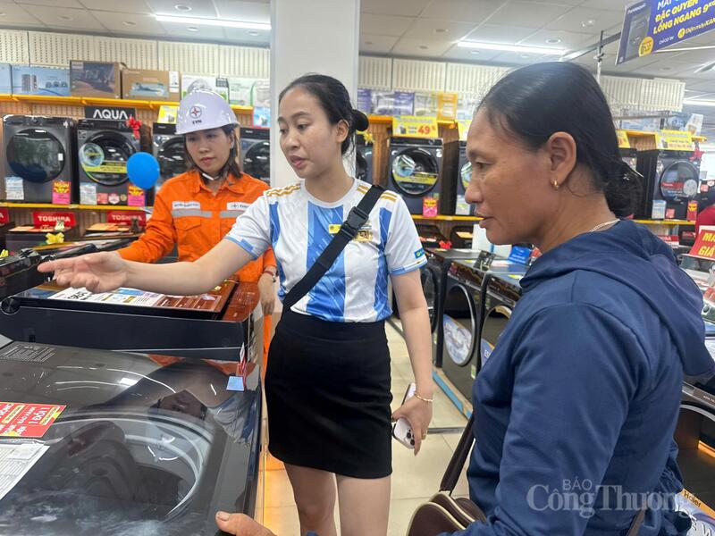Nhân viên Công ty điện lực Hà Tĩnh phối hợp với các cơ sở kinh doanh thiết bị điện hướng dẫn khách hàng lựa chọn thiết bị điện hiệu suất cao, sử dụng điện khoa học và phù hợp với nhu cầu thực tế. Ảnh: Cao Thảo