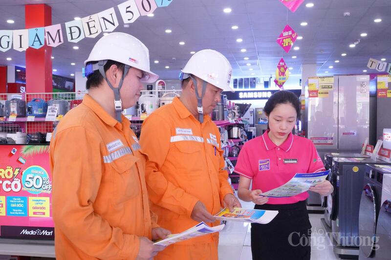 Các đơn vị điện lực tăng cường phối hợp chặt chẽ với các cơ sở kinh doanh thiết bị điện trên địa bàn, đồng hành và thúc đẩy xu hướng tiêu dùng xanh. Ảnh: Cao Thảo