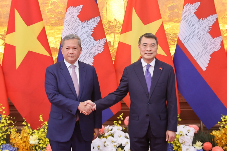 Thủ tướng Lê Minh Hưng và Thủ tướng Campuchia Hun Manet chụp ảnh chung trước hội đàm - Ảnh: VGP/Nhật Bắc
