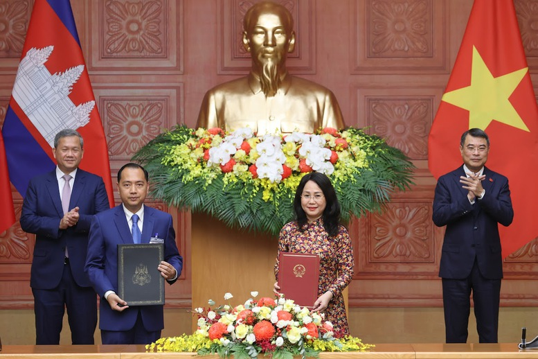 Hai Thủ tướng chứng kiến lễ trao văn kiện Kế hoạch hợp tác trong lĩnh vực thông tin giai đoạn 2026 - 2030 giữa Bộ Văn hoá, Thể thao và Du lịch Việt Nam và Bộ Thông tin Campuchia - Ảnh: VGP/Nhật Bắc