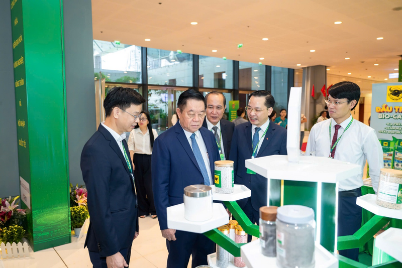 Đồng chí Nguyễn Trọng Nghĩa - Ủy viên Bộ Chính trị, Bí thư Trung ương Đảng, Chủ nhiệm Tổng cục Chính trị Quân đội nhân dân Việt Nam (thứ 2 từ trái) tham quan gian trưng bày các sản phẩm phân bón, vật tư nông nghiệp tiêu biểu của Vinachem