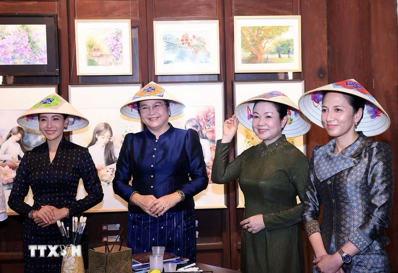 Các Phu nhân duyên dáng cùng chiếc nón lá truyền thống của Việt Nam tại Văn Miếu-Quốc Tử Giám. (Ảnh: Tuấn Anh/TTXVN)