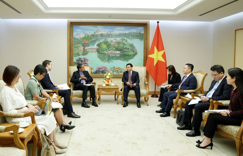 Phó Thủ tướng Nguyễn Văn Thắng tiếp ông Krisha Srinivasan, Giám đốc khu vực châu Á – Thái Bình Dương của IMF - Ảnh: VGP/Đức Tuân