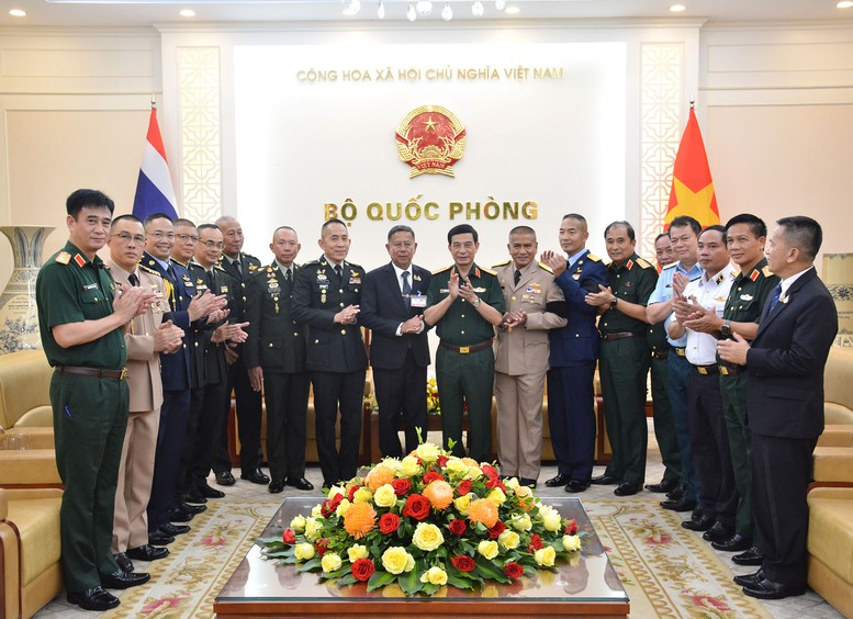 Phó Thủ tướng, Bộ trưởng Bộ Quốc phòng Phan Văn Giang, Trung tướng Adul Boonthumjaroen và các đại biểu - Ảnh: VGP/Nguyễn Hoàng
