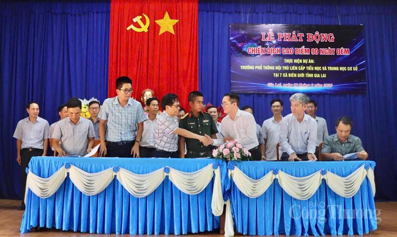 Các đơn vị chủ đầu tư, nhà thầu ký cam kết thi đua đảm bảo tiến độ công trình. Ảnh: Hoàng Phát