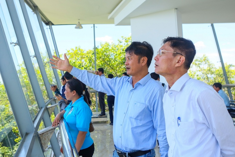 Các đại biểu tham dự chương trình đi tham quan, nghiên cứu, tìm hiểu về tình hình hoạt động sản xuất kinh doanh và bảo vệ môi trường tại NMLD Dung Quất của BSR. Ảnh: BSR