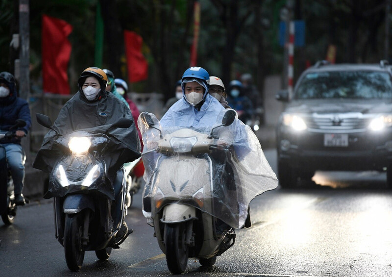 Không khí lạnh hiếm gặp giữa tháng 6 gây mưa lớn ở miền Bắc. Ảnh minh họa