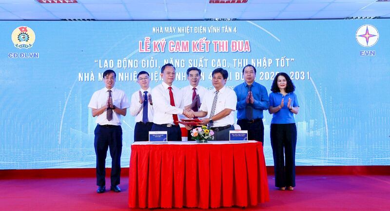 Lễ Ký cam kết thực hiện phong trào thi đua “Lao động giỏi, năng suất cao, thu nhập tốt” giai đoạn 2026-2031 giữa Giám đốc và Chủ tịch Công đoàn Nhà máy Nhiệt điện Vĩnh Tân 4. Ảnh: CĐĐLVN