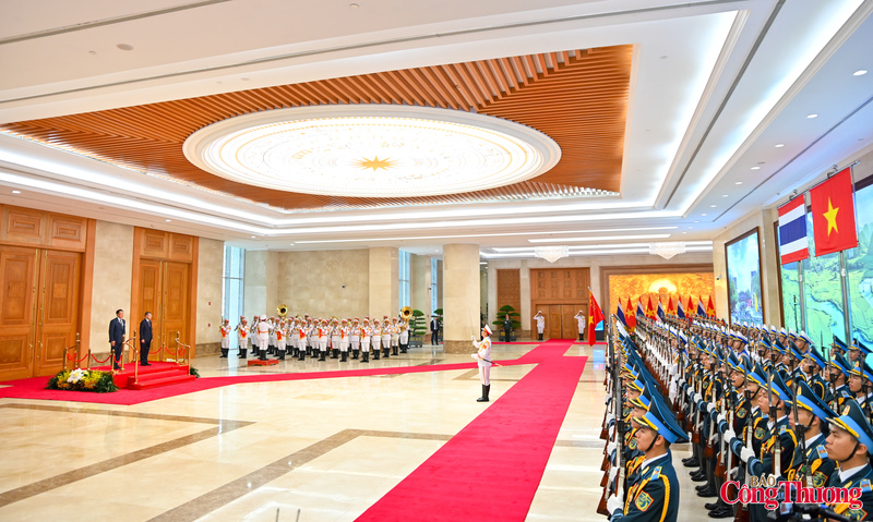 Nhận lời mời của Thủ tướng Chính phủ Lê Minh Hưng, Thủ tướng Vương quốc Thái Lan Anutin Charnvirakul đã đến Thủ đô Hà Nội, bắt đầu chuyến thăm chính thức Việt Nam và tham dự Diễn đàn Tương lai ASEAN lần thứ ba từ ngày 8 đến ngày 9/6/2026.
