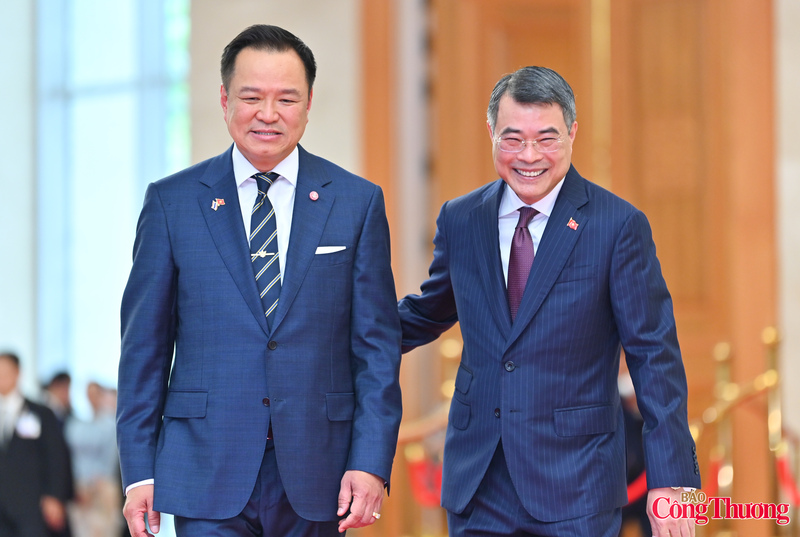 Trong không khí thắm tình hữu nghị, Thủ tướng Lê Minh Hưng có mặt tại thảm đỏ nồng nhiệt chào đón Thủ tướng Anutin Charnvirakul dẫn đầu Đoàn cấp cao Vương quốc Thái Lan thăm chính thức Việt Nam.