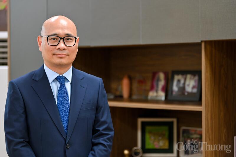 Cục trưởng Cục Phòng vệ thương mại Lương Hoàng Thái trao đổi với phóng viên Báo Công Thương. Ảnh: Nam Nguyễn