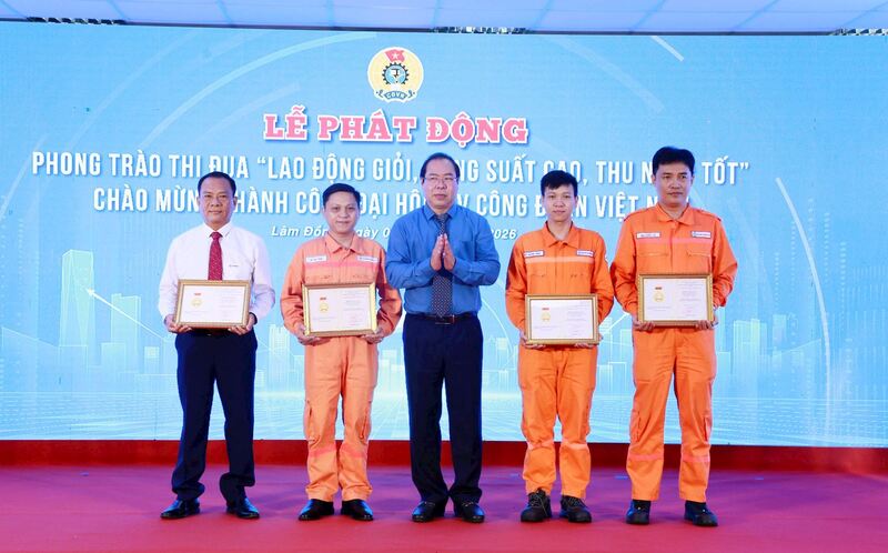 Ông Đỗ Đức Hùng, Chủ tịch Công đoàn Điện lực Việt Nam trao Bằng lao động sáng tạo của Tổng Liên đoàn Lao động Việt Nam cho các cá nhân tại Nhà máy Nhiện điện Vĩnh Tân 4 và các đơn vị trong khu vực tại lễ phát động. Ảnh: CĐĐLVN