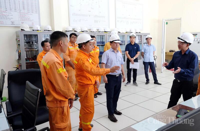 Ông Phạm Quang Hòa cùng đoàn công tác kiểm tra tình hình lưới điện truyền tải tại Trạm 500 kV Vĩnh Yên (Phú Thọ) ngày 27/5. Ảnh: Mạnh Hùng
