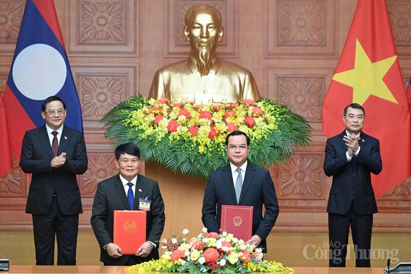 Lễ trao các văn kiện hợp tác Việt Nam - Lào, dưới sự chứng kiến của Thủ tướng Lê Minh Hưng và Thủ tướng Cộng hòa Dân chủ Nhân dân Lào Sonexay Siphandone. Ảnh: Nam Nguyễn