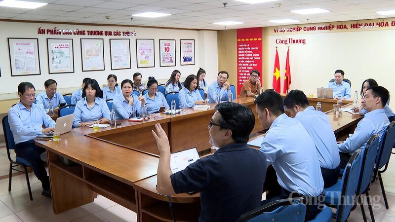 Lãnh đạo Báo Công Thương cùng đại diện các đơn vị trực thuộc làm việc với chuyên gia công nghệ. Ảnh: Quốc Chuyển