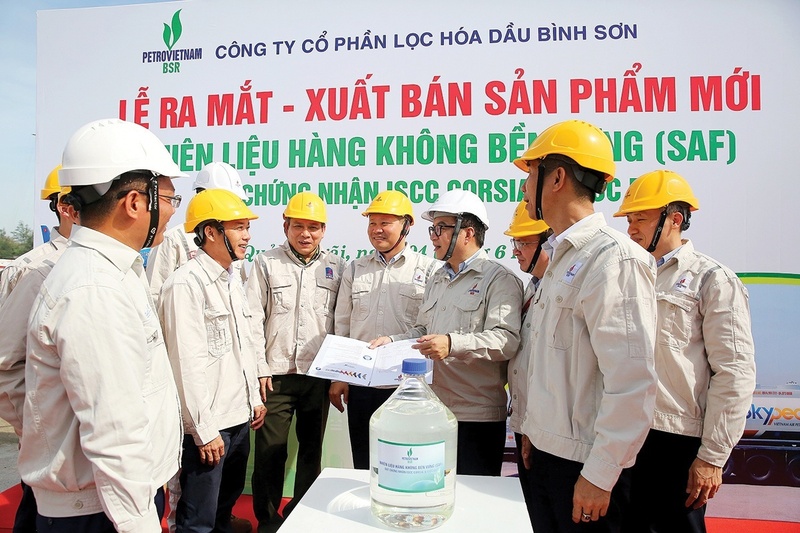 Lễ xuất bán lô nhiên liệu hàng không bền vững (SAF) thương mại đầu tiên tại Nhà máy Lọc dầu Dung Quất vào tháng 6/2025. Ảnh: BSR