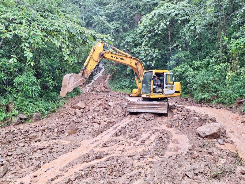 Ban Bảo trì công trình đường bộ, Sở Xây dựng tỉnh Lai Châu huy động nhân lực, phương tiện và máy móc, khẩn trương khắc phục hậu quả sạt lở.