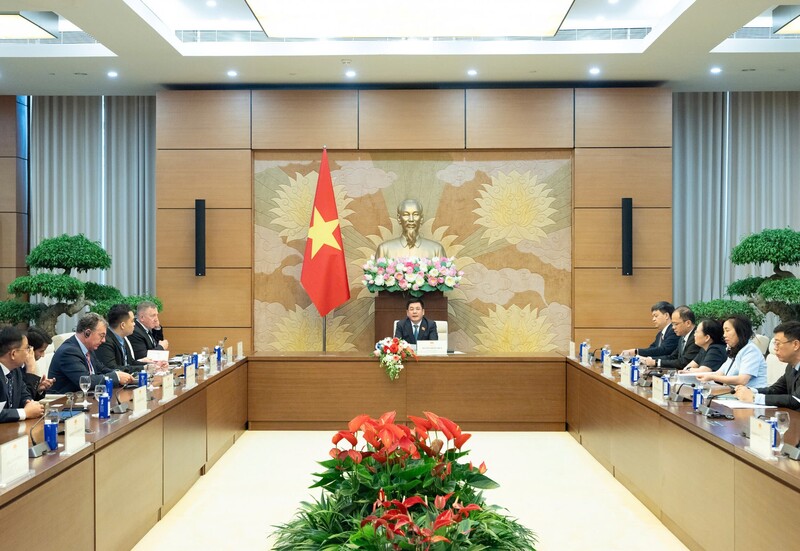 Toàn cảnh buổi làm việc.