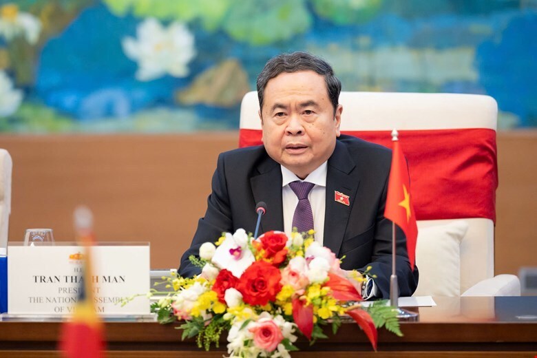 Chủ tịch Quốc hội đề nghị Chính phủ hai nước tiếp tục thúc đẩy đàm phán, ký kết các văn kiện hợp tác mới; khẳng định Quốc hội Việt Nam sẽ tạo điều kiện thuận lợi cho việc ký kết và triển khai các thỏa thuận hợp tác song phương. Ảnh: Lâm Hiển