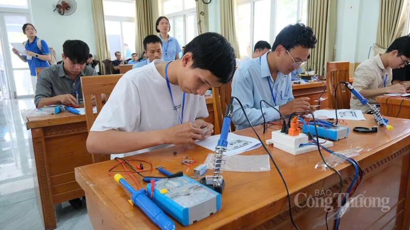 Người lao động TP. Đà Nẵng tham gia hội thi tay nghề công nhân giỏi ngành điện tử năm 2026 vừa diễn ra ngày 7/6, một trong các hoạt động hưởng ứng phong trào thi đua "Lao động giỏi, năng suất cao, thu nhập tốt" trên địa bàn thành phố