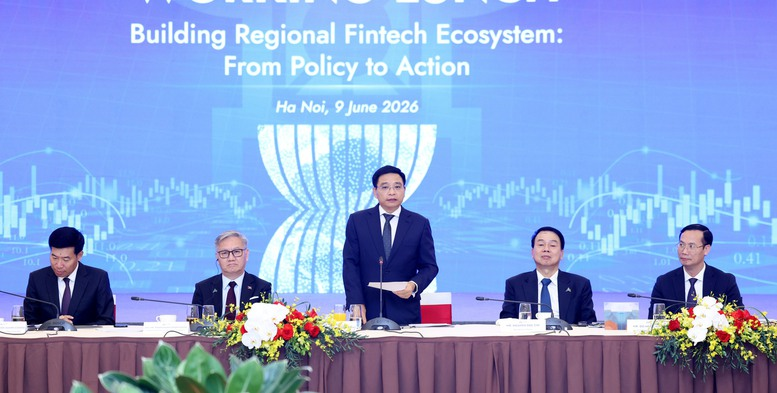 Phó Thủ tướng Nguyễn Văn Thắng nêu rõ: Chúng ta sẽ khó có thể xây dựng được một hệ sinh thái công nghệ tài chính lớn mạnh nếu bị chia cắt bởi những "ốc đảo dữ liệu" - Ảnh VGP/Đức Tuân