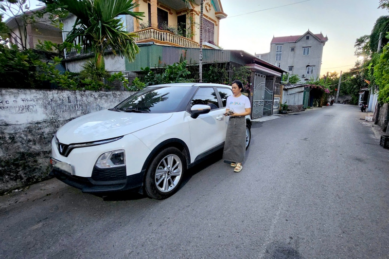 Linh hoạt, dễ xoay trở nhưng vẫn đủ mạnh mẽ, VF 5 khiến việc di chuyển của chị Dung trở nên nhẹ nhàng và thư thái hơn trước.