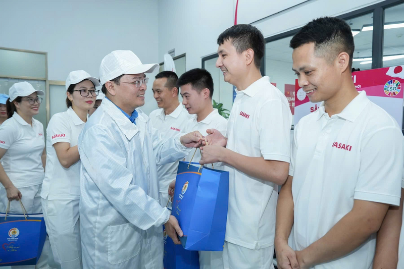 Chủ tịch Tổng Liên đoàn Lao động Việt Nam Nguyễn Anh Tuấn trao tặng quà lao động xuất sắc. Ảnh: Hanel PT