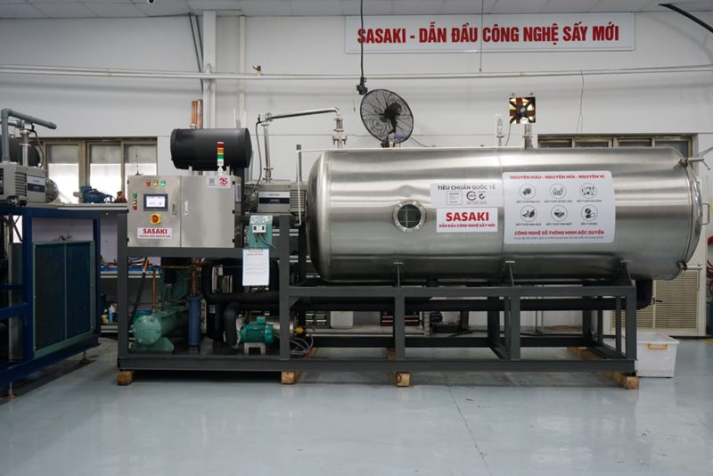 Thao diễn kĩ thuật trực tiếp trên máy sấy thăng hoa cao cấp của SASAKI. Ảnh: Hanel PT