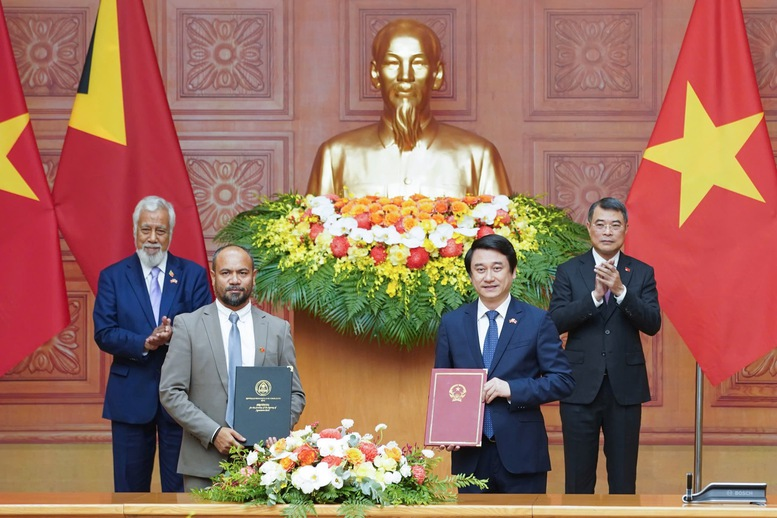 Thủ tướng Chính phủ Lê Minh Hưng và Thủ tướng Timor-Leste Kay Rala Xanana Gusmão chứng kiến trao các văn kiện hợp tác - Ảnh: VGP/Nhật Bắc