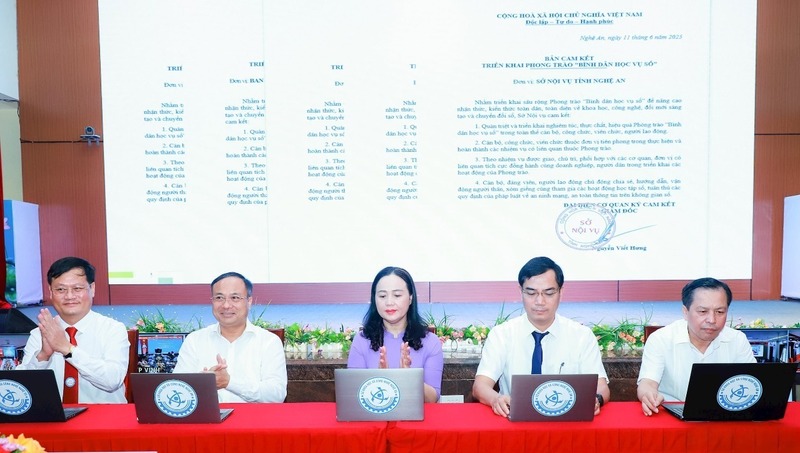 Lãnh đạo Ủy ban MTTQ tỉnh và các sở: Khoa học và Công nghệ, Nội vụ, Giáo dục và Đào tạo, Dân tộc và Tôn giáo ký cam kết thực hiện Phong trào "Bình dân học vụ số". Ảnh: Thành Duy