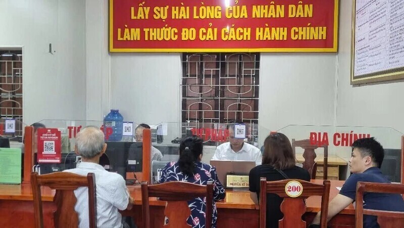 Cán bộ, công chức xã Đông Lộc thực hiện "Ngày thứ Bảy vì dân", hỗ trợ người dân ngoài giờ hành chính. Ảnh: Nguyễn Hiếu