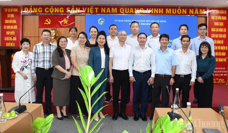 Lãnh đạo Cục Xuất nhập khẩu và các đại biểu tham dự sự kiện. Ảnh: Thanh Minh.