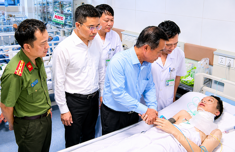 Bí thư Tỉnh ủy Thanh Hóa Lê Đức Thái cùng lãnh đạo tỉnh đến thăm hỏi, động viên Trung tá Khánh cùng gia đình yên tâm điều trị. Ảnh: Công an Thanh Hoá