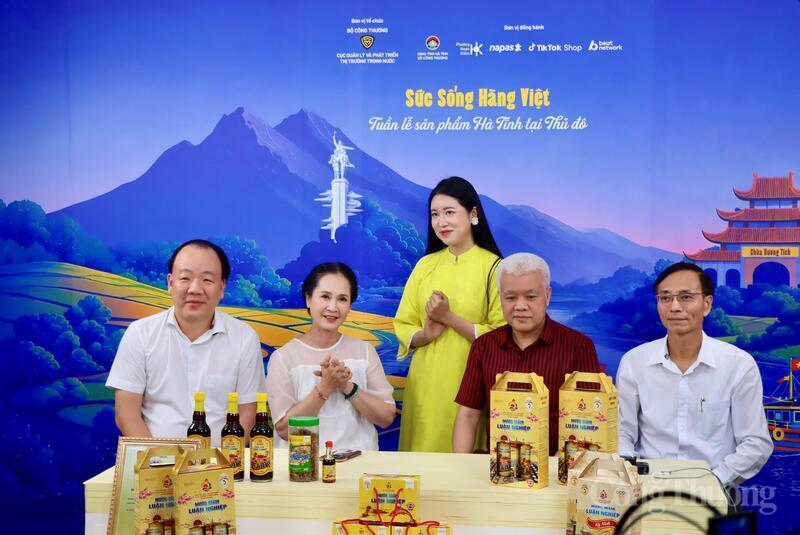 Phiên livestream trên nền tảng TikTok tại chương trình “Tuần lễ sản phẩm Hà Tĩnh tại thủ đô” thu hút hơn 200 nghìn lượt xem. Ảnh: Thành Đô