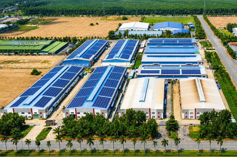 Điện mặt trời mái nhà đang trở thành giải pháp giúp doanh nghiệp trong các khu công nghiệp giảm phát thải, đáp ứng tiêu chuẩn sản xuất xanh và nâng cao năng lực cạnh tranh. Ảnh: ST