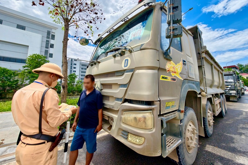 Lực lượng Cảnh sát giao thông Công an TP Hà Nội kiểm tra xe quá tải, cơi nới thành thùng. Ảnh: Công an TP Hà Nội