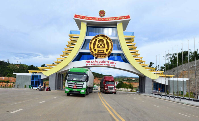 Hoạt động vận chuyển hàng hóa qua cửa khẩu giữa Việt Nam và Lào theo quy định về quá cảnh hàng hóa. Ảnh minh hoạ