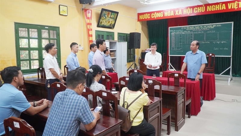 Phó Chủ tịch UBND thành phố Huế Nguyễn Văn Mạnh (bên phải) kiểm tra công tác chuẩn bị cho kỳ thi THPT năm 2026. Ảnh: M. Hiếu