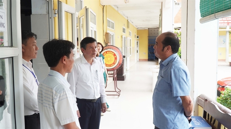 Lãnh đạo thành phố Huế kiểm tra công tác chuẩn bị cho Kỳ thi THPT năm 2026 tại trường Phan Đăng Lưu. Ảnh: M. Hiếu