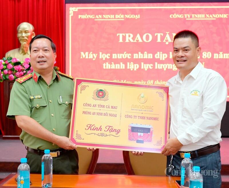 Đại diện Công ty TNHH Nanomic phối hợp cùng Trung tâm Phát triển Dự án Nông thôn mới Việt Nam trao 22 máy lọc nước cho Công an tỉnh Cà Mau.