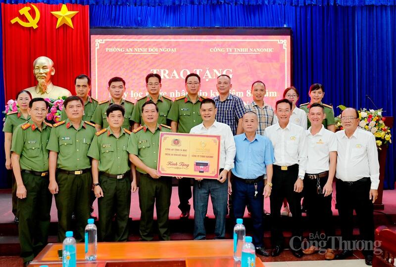 Nanomic trao 22 máy lọc nước cho lực lượng công an và người có công tại Cà Mau - 2