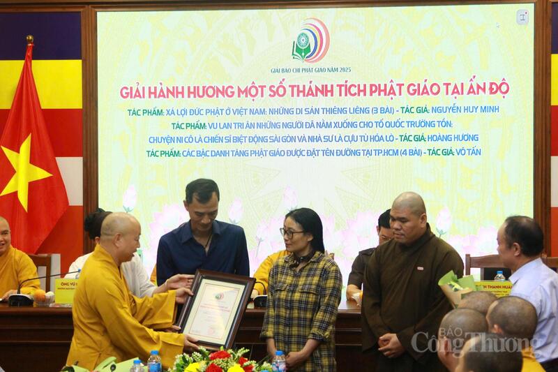 Ban Tổ chức trao giải Hành hương một số thánh tích Phật giáo tại Ấn Độ cho 3 tác giả. Ảnh: Minh Đạt