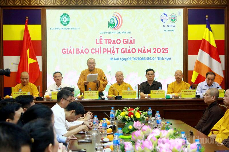 Hòa thượng Thích Gia Quang - Phó Chủ tịch Hội đồng trị sự, Trưởng ban Ban Thông tin truyền thông Trung ương, Trưởng Ban Tổ chức Giải báo chí Phật giáo năm 2025 phát biểu tại Lễ trao giải. Ảnh: Mạnh Đoàn